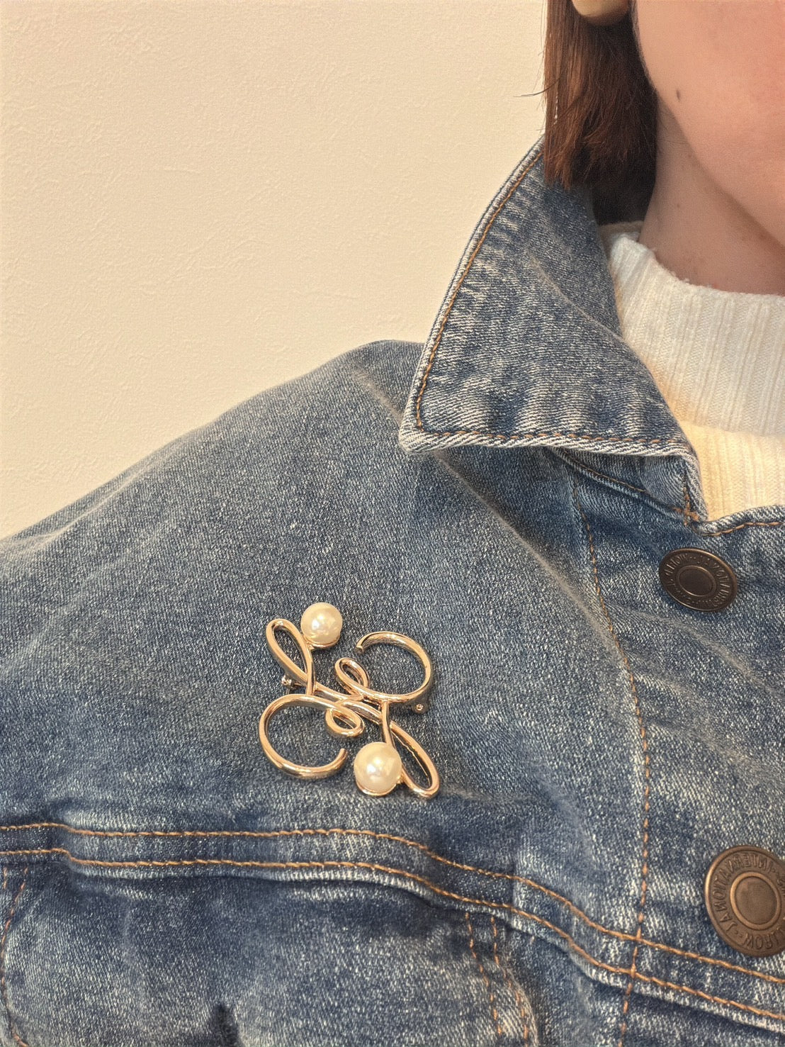 パール付きブローチ