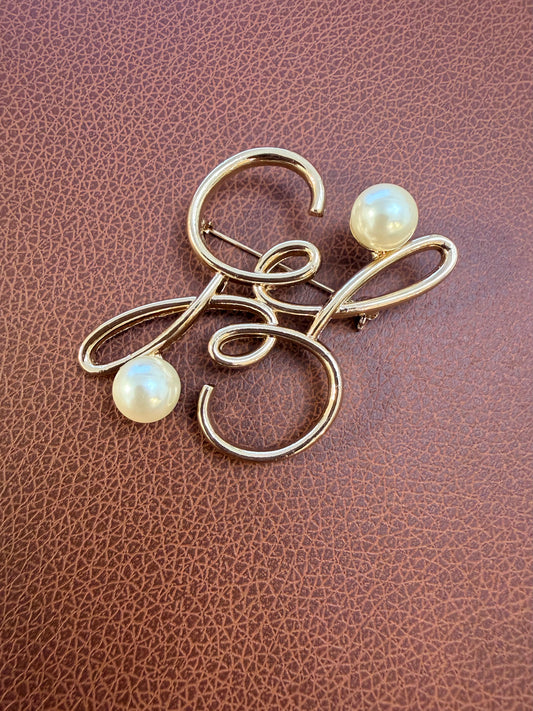 パール付きブローチ