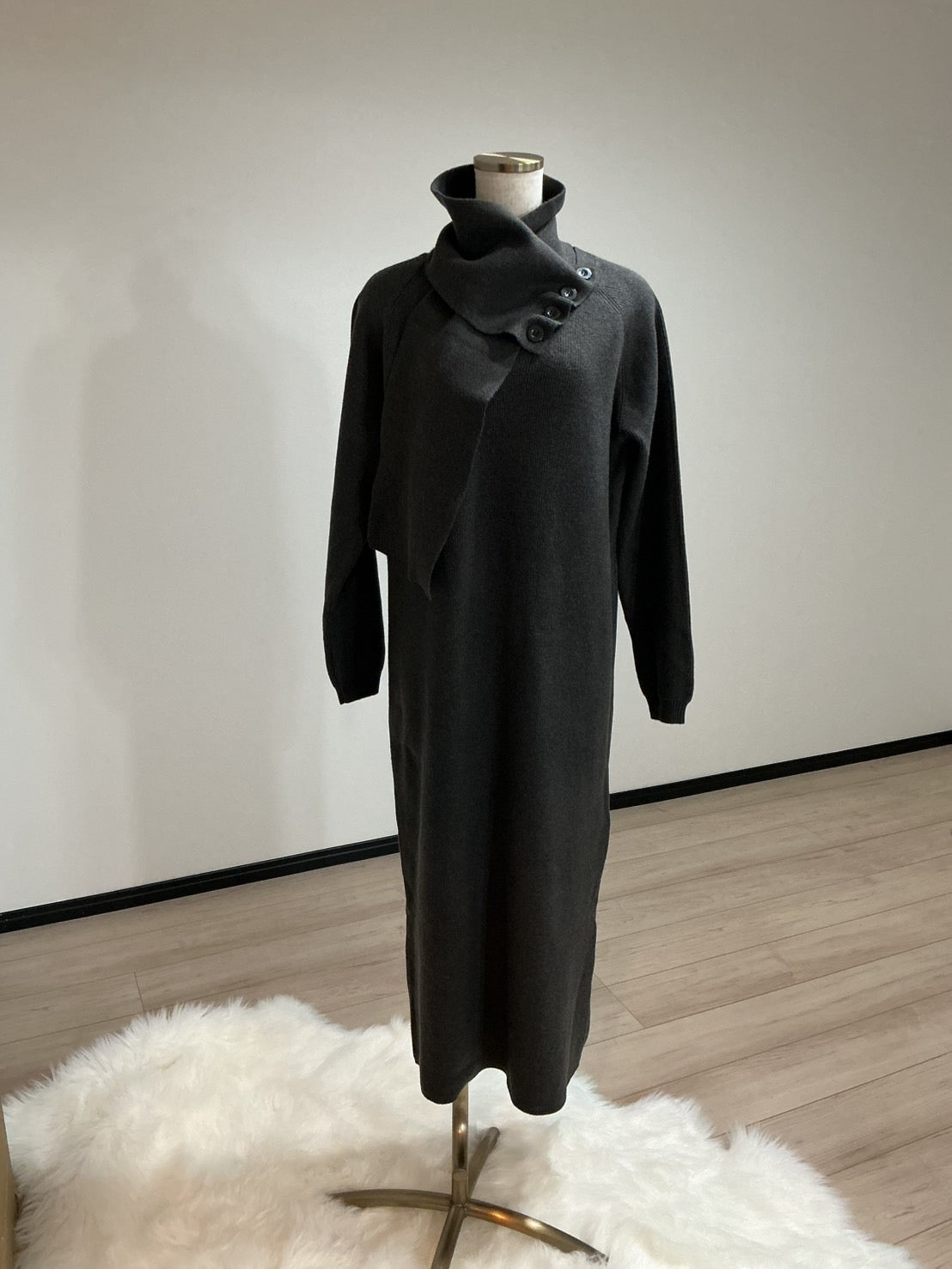 取り外しマフラー付きニットワンピース