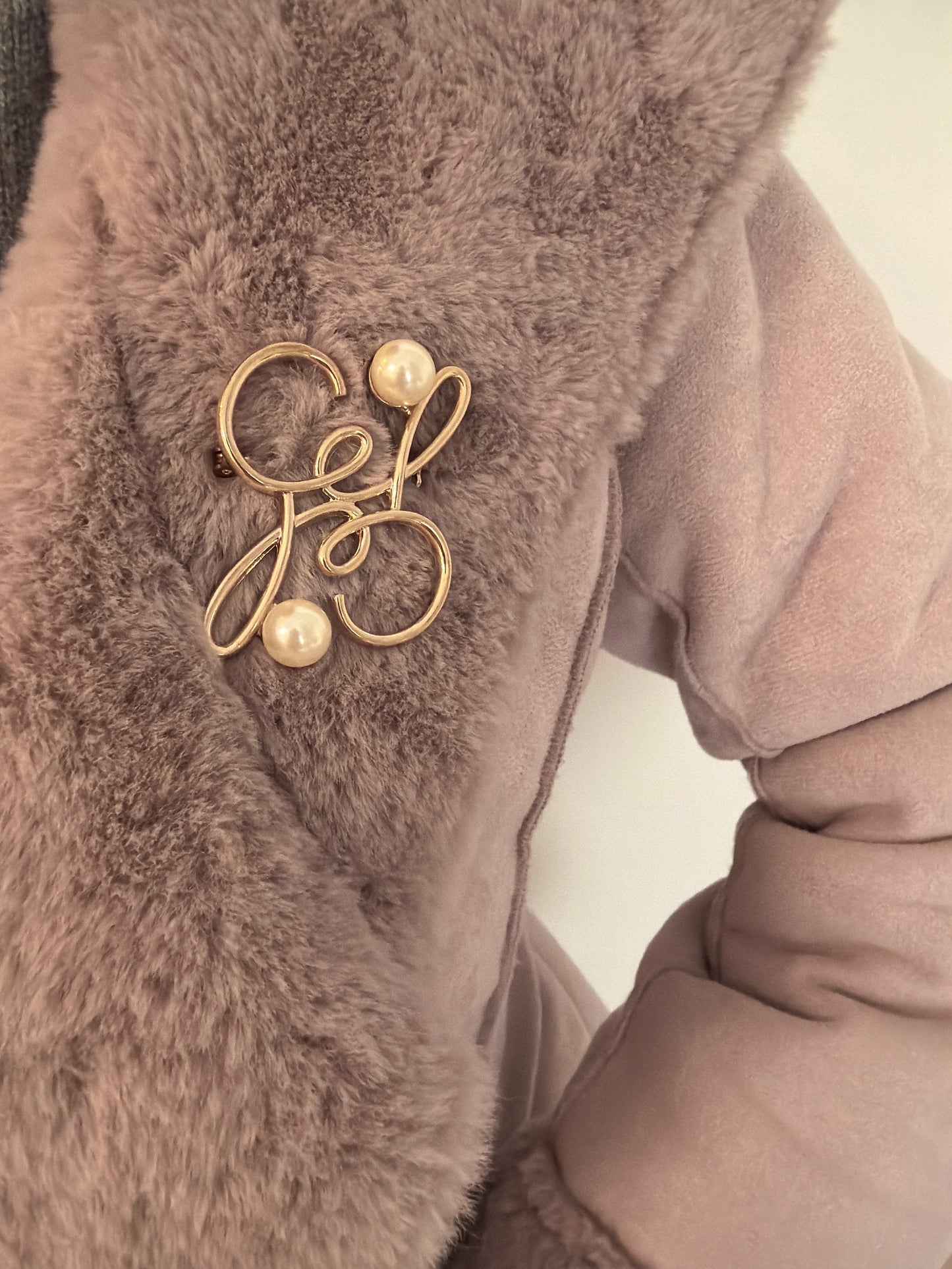 パール付きブローチ