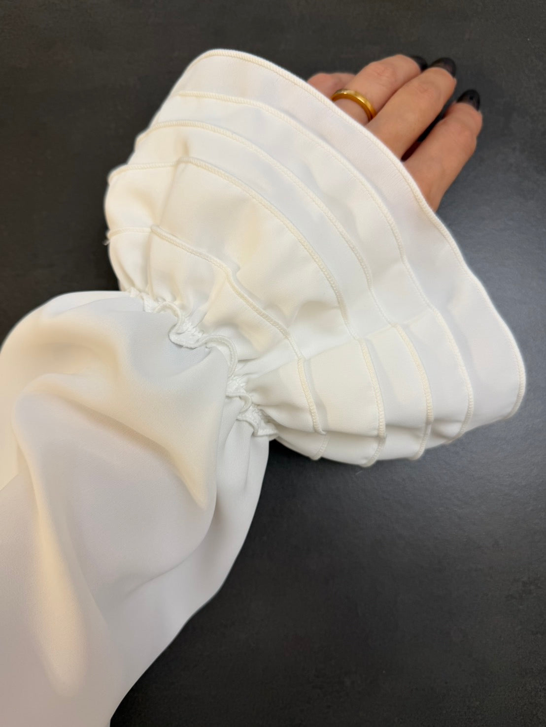 細見えピンタックブラウス