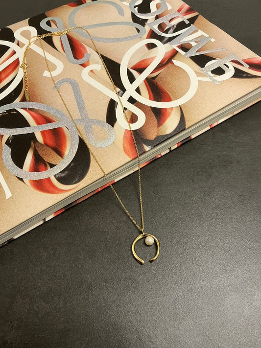 馬蹄パール付きロングネックレス